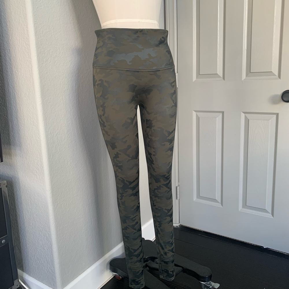Spanx Camo leggings. Size XL